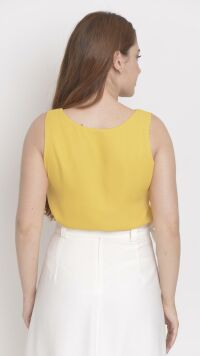 Imagem adicional 3 do item Regata Feminina Amarelo Mostarda em Crepe com Decote U - Versátil e Elegante