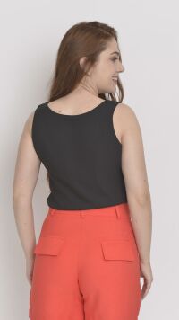 Imagem adicional 2 do item Regata Feminina Preta em Crepe com Decote U - Versátil e Elegante