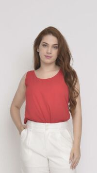 Imagem adicional 1 do item Regata Feminina Vermelha em Crepe com Decote U - Versátil e Elegante