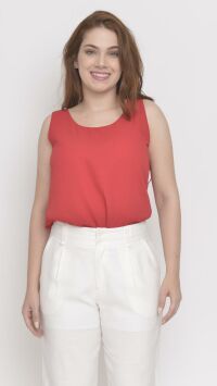 Imagem adicional 4 do item Regata Feminina Vermelha em Crepe com Decote U - Versátil e Elegante