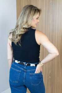 Imagem adicional 4 do item Regata Maya Wavy - Preta - Minimalismo com Textura e Gola Alta Sofisticada
