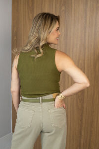 Imagem adicional 5 do item Regata Maya Wavy - Verde - Minimalismo com Textura e Gola Alta Sofisticada