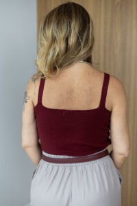Imagem adicional 3 do item Regata Nina Tricot - Marsala - Básica com Estilo e Toque Sofisticado