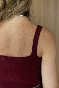 Imagem adicional 4 do item Regata Nina Tricot - Marsala - Básica com Estilo e Toque Sofisticado