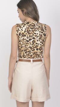 Imagem adicional 4 do item Regata Animal Print Onça com Corte Joia e Laterais Plissadas - Design Moderno e Elegante