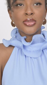 Imagem adicional 1 do item Regata Azul em Crepe com Gola Plissada - Elegância e Leveza para Seu Look