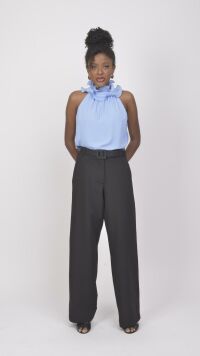 Imagem adicional 0 do item Regata Azul em Crepe com Gola Plissada - Elegância e Leveza para Seu Look