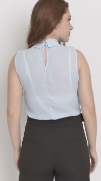 Imagem adicional 3 do item Regata Azul em Crepe com Gola Refinada e Detalhe de Laço - Elegância e Versatilidade