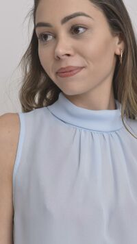 Imagem adicional 2 do item Regata Azul em Crepe com Gola Refinada e Detalhe de Laço - Elegância e Versatilidade