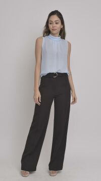 Imagem adicional 1 do item Regata Azul em Crepe com Gola Refinada e Detalhe de Laço - Elegância e Versatilidade