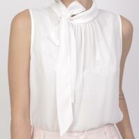 Imagem adicional 2 do item Regata Branca em Crepe com Gola Refinada e Detalhe de Laço - Elegância e Versatilidade