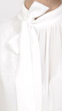 Imagem adicional 3 do item Regata Branca em Crepe com Gola Refinada e Detalhe de Laço - Elegância e Versatilidade