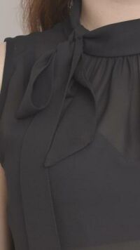 Imagem adicional 5 do item Regata Preta em Crepe com Gola Refinada e Detalhe de Laço - Elegância e Versatilidade