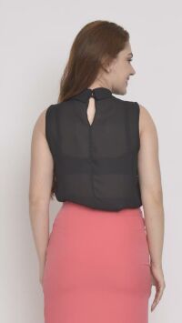 Imagem adicional 2 do item Regata Preta em Crepe com Gola Refinada e Detalhe de Laço - Elegância e Versatilidade