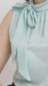 Imagem adicional 3 do item Regata Verde Água em Crepe com Gola Refinada e Detalhe de Laço - Elegância e Versatilidade