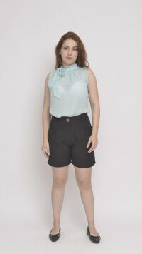 Imagem adicional 2 do item Bermuda Helena Preta – Alfaiataria com Caimento Impecável e Detalhes Elegantes para Todas as Ocasiões