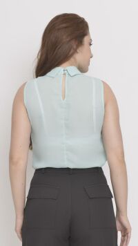 Imagem adicional 2 do item Regata Verde Água em Crepe com Gola Refinada e Detalhe de Laço - Elegância e Versatilidade