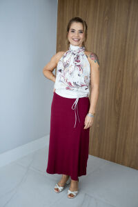 Imagem adicional 0 do item Saia Beatriz Midi Canelada com Elástico no Cós - Marsala | Conforto e Estilo para o Dia a Dia