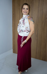 Imagem adicional 1 do item Saia Beatriz Midi Canelada com Elástico no Cós - Marsala | Conforto e Estilo para o Dia a Dia