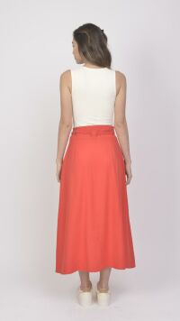 Imagem adicional 1 do item Saia Vermelho Melancia Evasê com Cinto: Silhueta Fluída e Elegante para Look Sofisticado