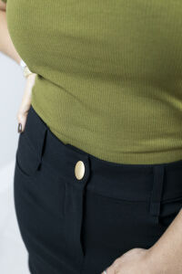 Imagem adicional 4 do item Saia Jady - Preta com Botão Dourado - Moda Feminina Elegante e Sofisticada
