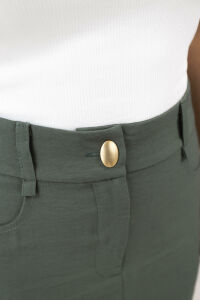 Imagem adicional 4 do item Saia Jady - Verde Militar com Botão Dourado - Moda Feminina Elegante e Sofisticada