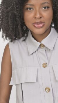 Imagem adicional 2 do item Colete de Alfaiataria Feminino Cinza com Bolso Frontal e Detalhes Sofisticados