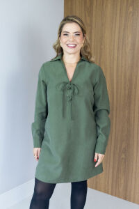 Imagem adicional 1 do item Vestido Alva - Verde - Manga Longa, Amarração Frontal - Feminilidade e Conforto com Toque Moderno em Malha Moss
