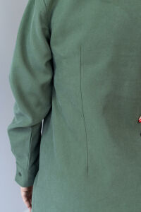 Imagem adicional 4 do item Vestido Alva - Verde - Manga Longa, Amarração Frontal - Feminilidade e Conforto com Toque Moderno em Malha Moss