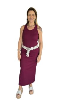 Imagem adicional 1 do item Vestido Marsala de Malha Poliamida Canelada com Decote U e Fenda - Conforto e Estilo para Todas as Estações