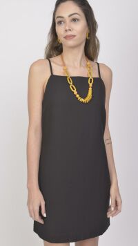 Imagem adicional 3 do item Vestido Preto Curto de Alfaiataria com Alças Finas - Elegância Clássica e Toque Moderno para Qualquer Ocasião