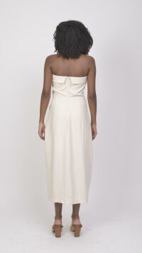 Imagem adicional 4 do item Vestido Tomara que Caia Bege de Alfaiataria com Drapeado e Detalhe de Pedraria - Elegância e Sofisticação para Ocasiões Especiais