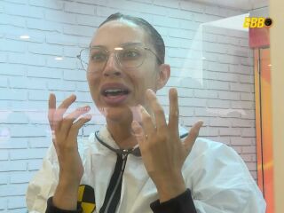 Imagem principal do artigo BBB 25: Na Vitrine do Seu Fifi, Renata lê cartazes contra os gêmeos e fica confusa