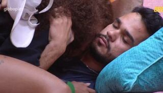 Imagem principal do artigo BBB 25: Após decepção com Maike, Giovanna troca carícias com João Pedro