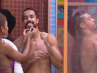 Imagem principal do artigo BBB 25: Giovanna toma banho com Maike e Gabriel e chama outra sister: "Danadinha"