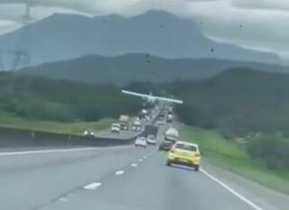 Imagem principal do artigo Avião faz pouso forçado entre carros e caminhões e assusta condutores na BR-101, em SC