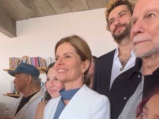 Imagem da notícia Filha de Debora Bloch e Olivier Anquier se casa com cantora e o chef se emociona: "Privilégio"