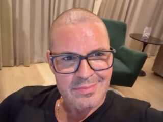 Imagem da notícia Após surgir careca e pegar fãs de surpresa, Eduardo Costa explica o que aconteceu: "Muito anabolizante"