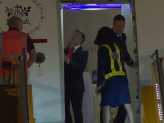Imagem da notícia Após câmeras flagrarem 'tapa' de Brigitte em Emmanuel Macron, polêmicas do relacionamento voltam à tona