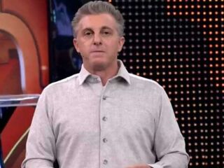 Imagem principal do artigo Dona Déa 'zoa' Luciano Huck, que rebate: "A senhora não sabe..."