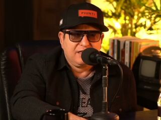 Imagem da notícia Marrone leva pontos no supercílio e segue internado após queda durante show