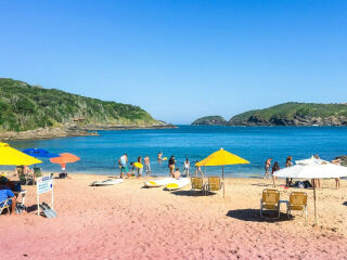 Imagem da notícia Tudo sobre o motivo de Búzios ter uma praia com areia de cor rosa