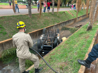 Imagem da notícia Motorista morre e passageiro fica gravemente ferido após carro cair em canal pluvial em Chapadão do Sul