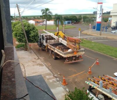 Imagem da notícia Caminhão quebra poste e deixa bairro de Chapadão do Sul sem energia por cinco horas