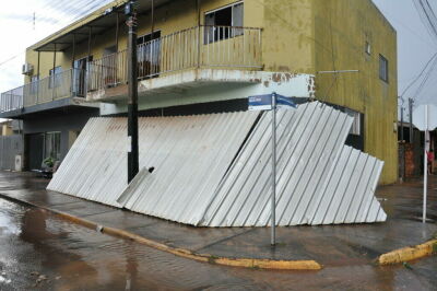 Imagem da notícia Temporal com ventos que atingiram os 90 km/h assusta moradores e deixa rastro de destruição em Chapadão do Sul