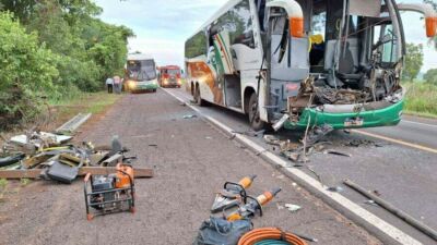 Imagem da notícia Colisão entre caminhão e ônibus que levava pacientes deixa três feridos na BR-262