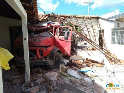 Imagem da notícia Caminhão perde o freio e invade duas casas em Coxim