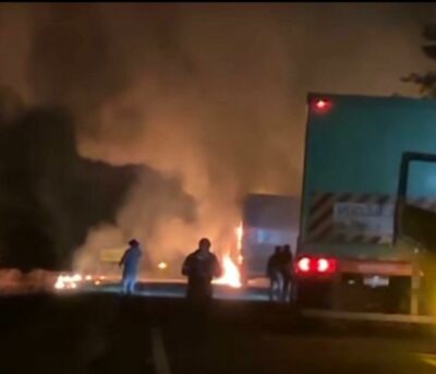 Imagem da notícia Carreta carregada de celulose pega fogo na MS-377 próximo a Água Clara