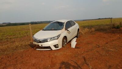 Imagem da notícia Motorista se distrai com cachorro e capota carro em Paraíso das Águas