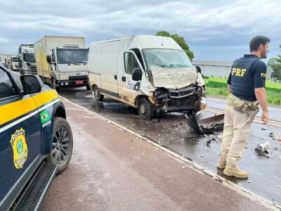 Imagem da notícia Van bate com caminhão baú na BR-163 e motorista é socorrido com suspeita de fratura, em Coxim